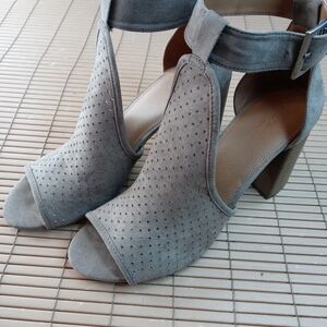 Universal Thread women's faux suede chunky block 4" heel ankle strap open toe sa